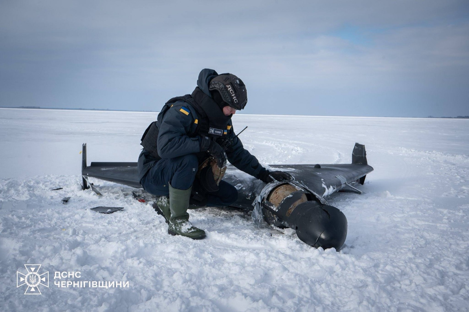 Artificieros del Servicio de Emergencias de Ucrania revisan un dron Shahed caído sobre el hielo del embalse de Kiev, en la región de Chernígov, el 19 de febrero de 2026.