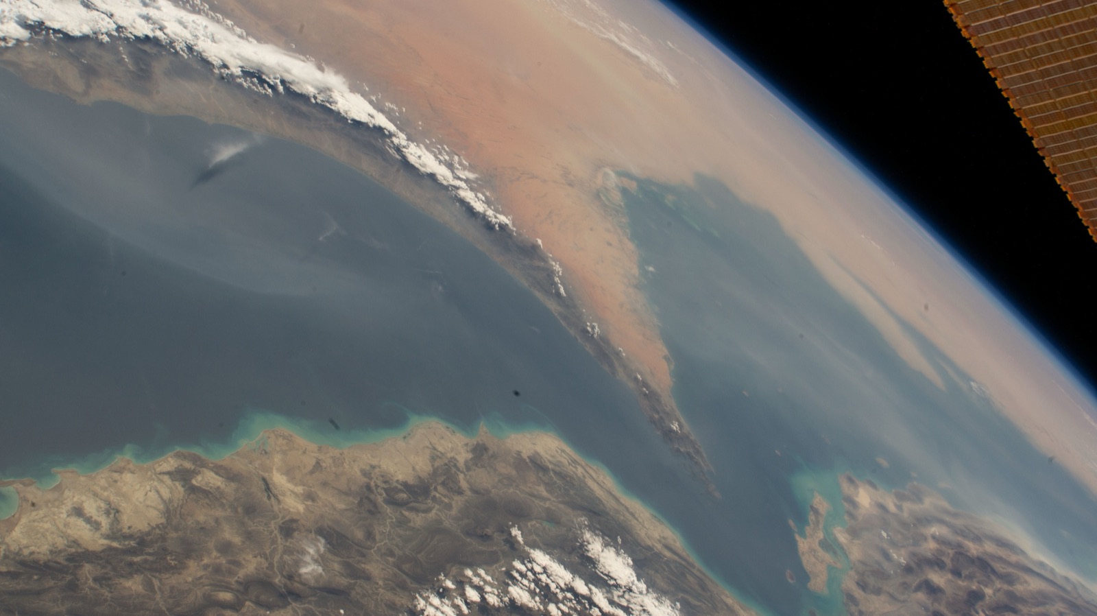 El estrecho de Ormuz visto desde la Estación Espacial Internacional: arriba, la península de Musandam (Omán); abajo, la costa de Irán.