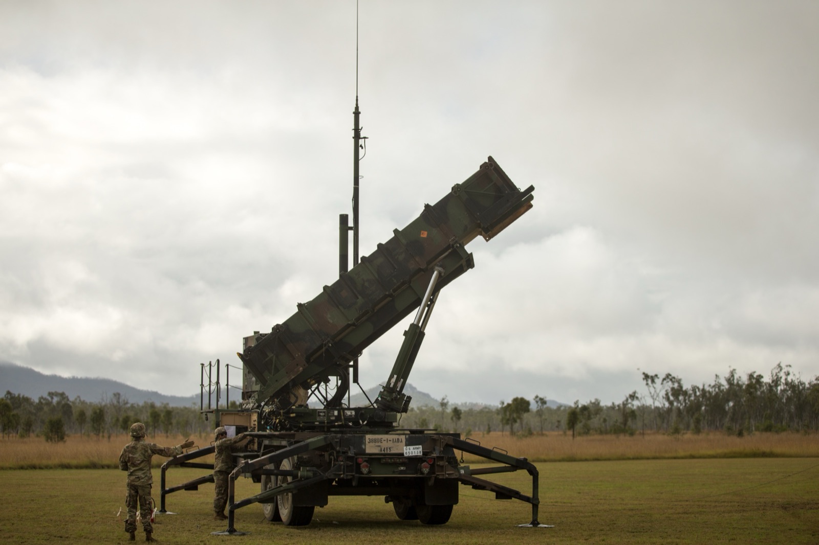 Soldados estadounidenses elevan un lanzador del sistema Patriot durante un ejercicio militar en Australia, en 2021.