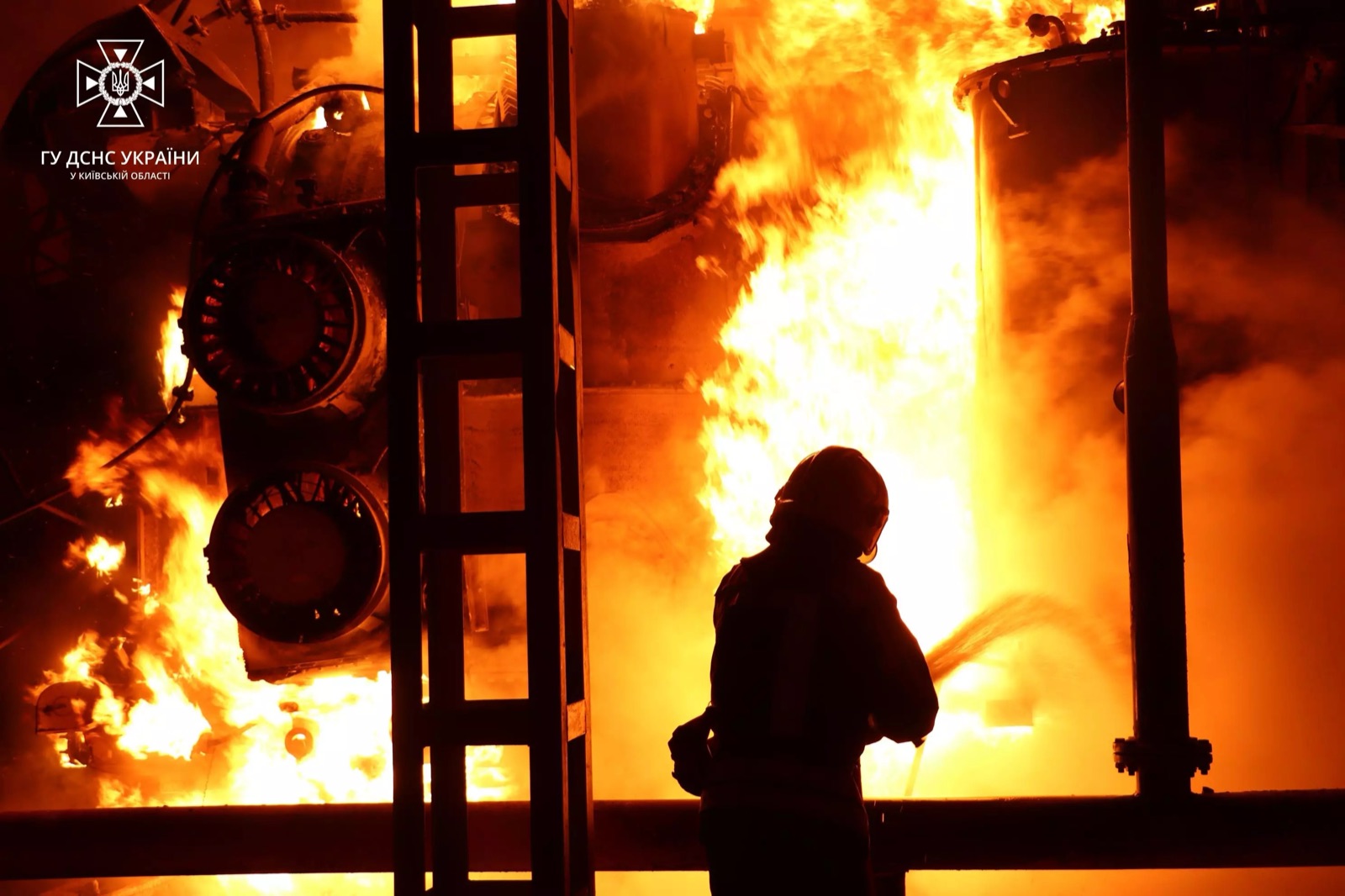 Un bombero ucraniano apaga el incendio de una instalación eléctrica en la región de Kiev tras un ataque con drones rusos (foto de archivo, octubre de 2022).