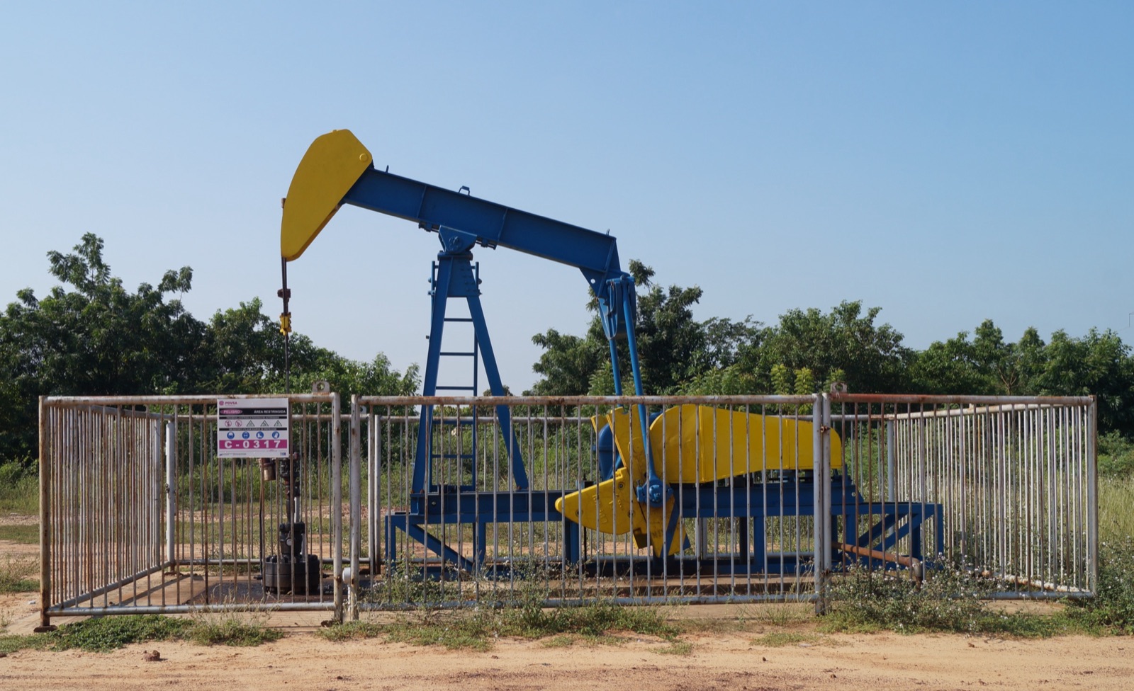 Balancín de extracción de petróleo de PDVSA en el estado Zulia, en el occidente de Venezuela.